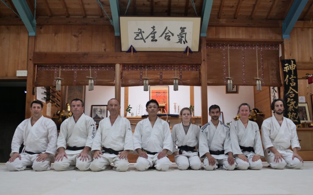 Le groupe d'uchideshi Français et SAITO Yasuhiro sensei